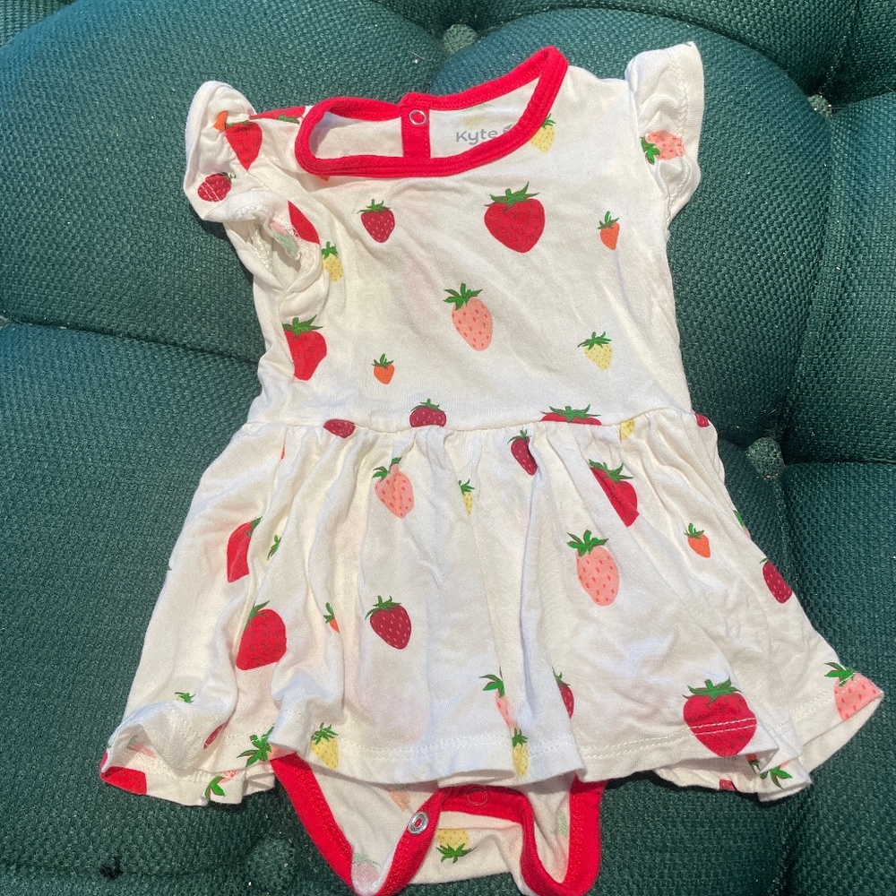 Kyte  Baby strawberry onesie